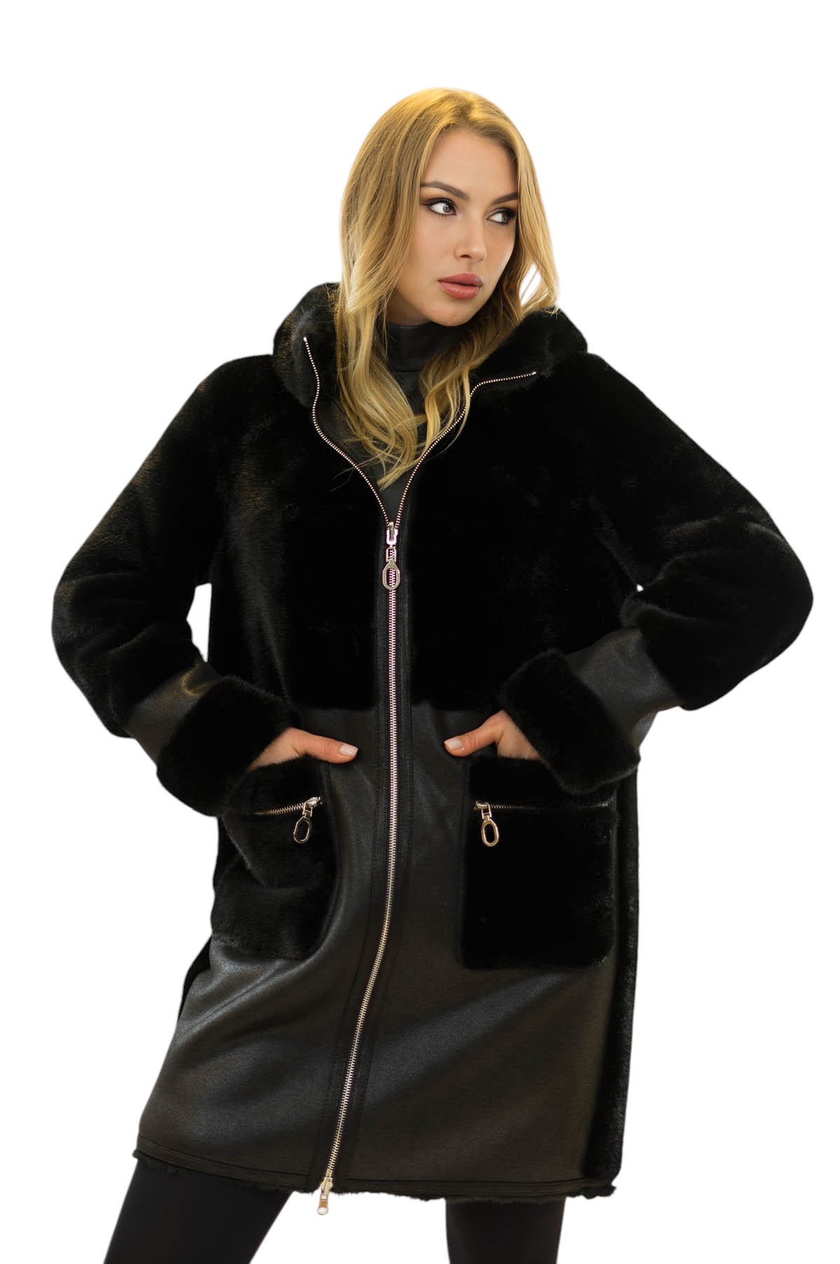 Zweifacher Look mit Wendemantel aus Webpelz und Kunstleder